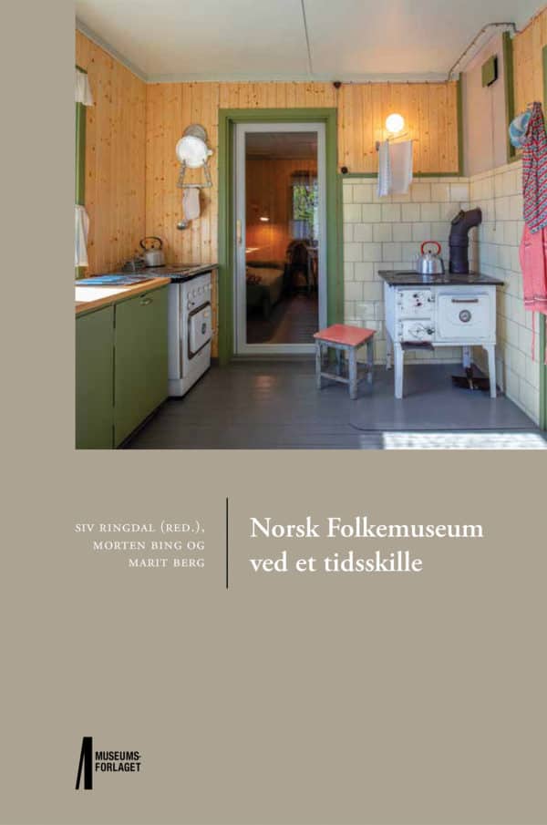 Bilde av forsida av boka Norsk Folkemuseum ved et tidsskille